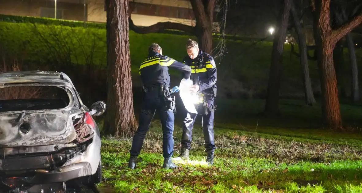 Auto volledig uitgebrand, politie onderzoekt oorzaak - Foto 11