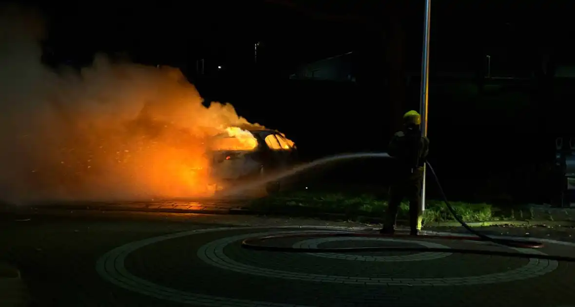 Auto volledig uitgebrand, politie onderzoekt oorzaak - Foto 2