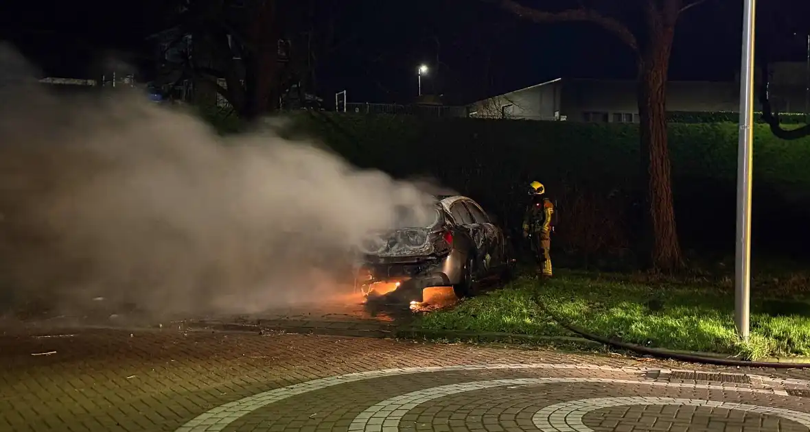 Auto volledig uitgebrand, politie onderzoekt oorzaak - Foto 3