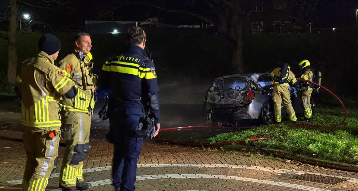 Auto volledig uitgebrand, politie onderzoekt oorzaak - Foto 4