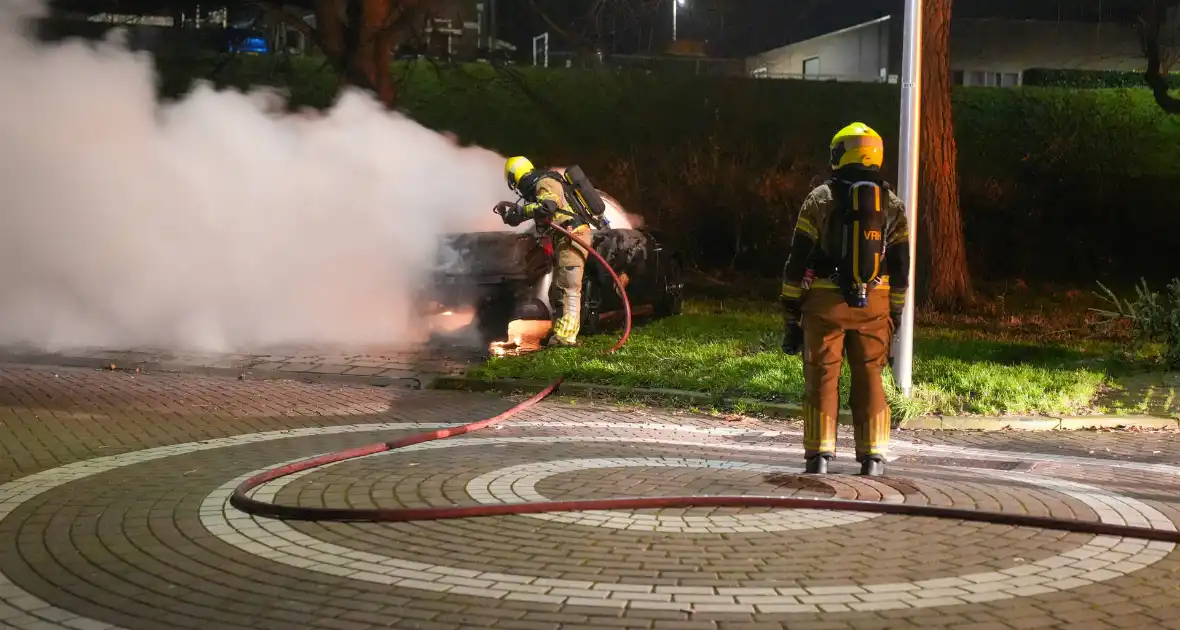 Auto volledig uitgebrand, politie onderzoekt oorzaak - Foto 8