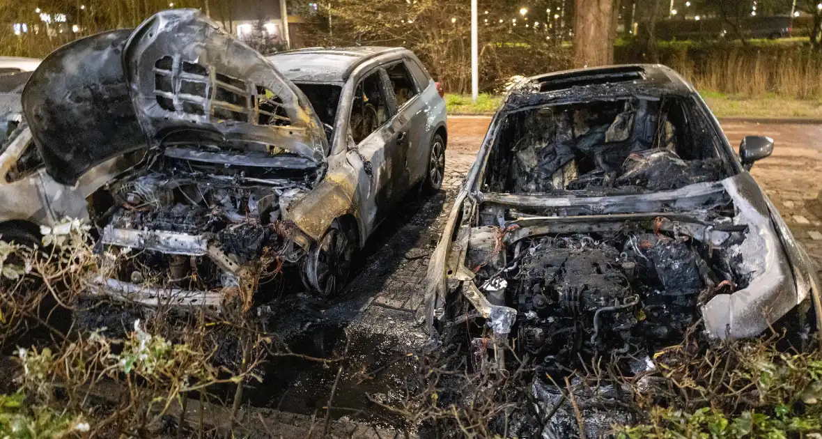 Drie geparkeerde auto's uitgebrand