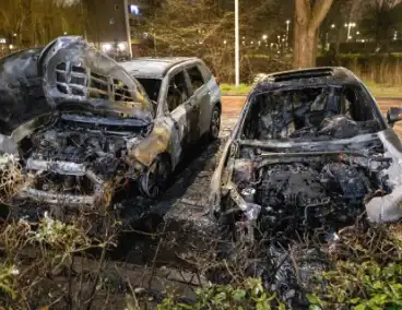 Drie geparkeerde auto's uitgebrand