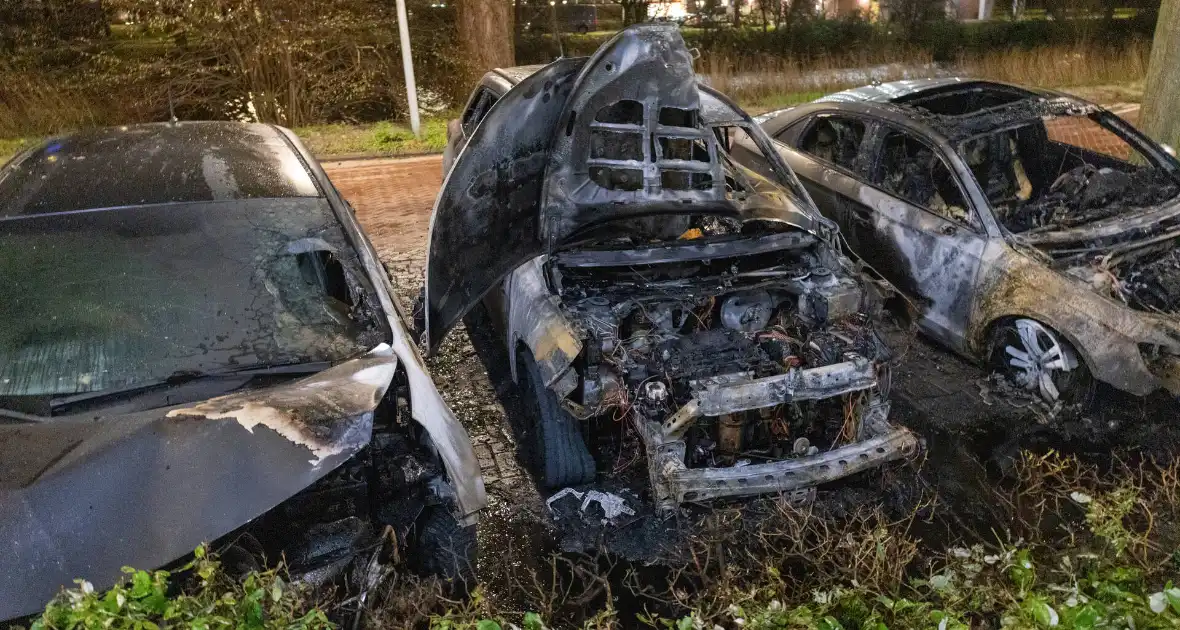 Drie geparkeerde auto's uitgebrand - Foto 3