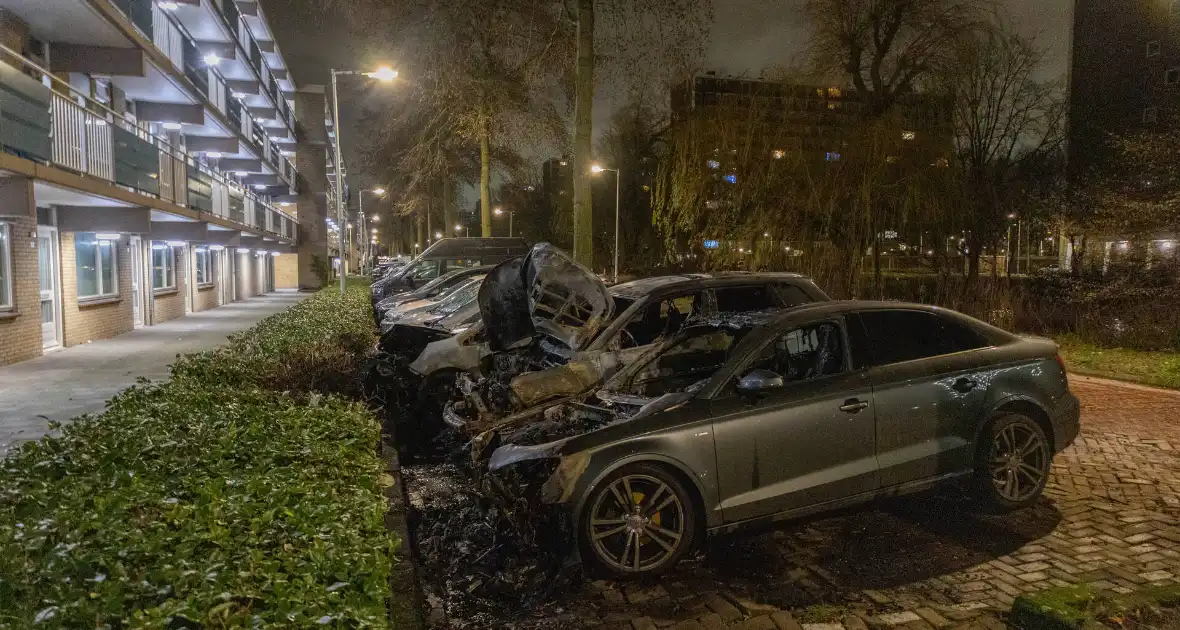 Drie geparkeerde auto's uitgebrand - Foto 5