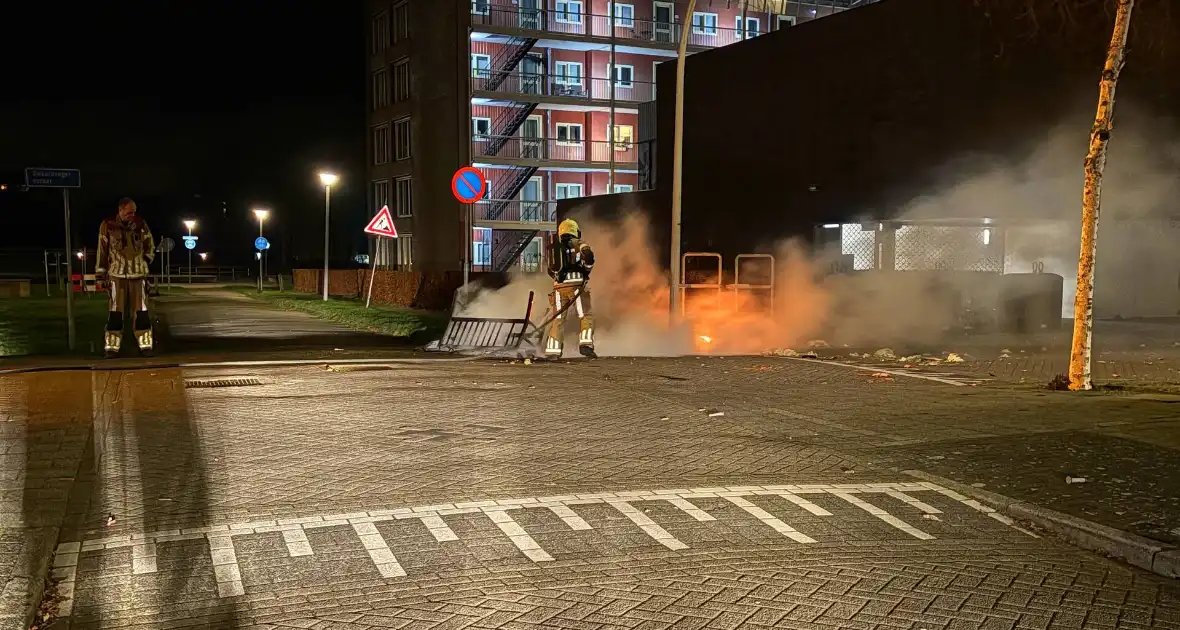 Branden tuinmeubilair geblust door brandweer