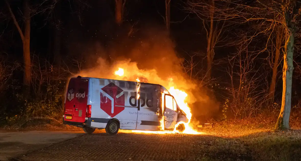 Bestelbus DPD door brand verwoest