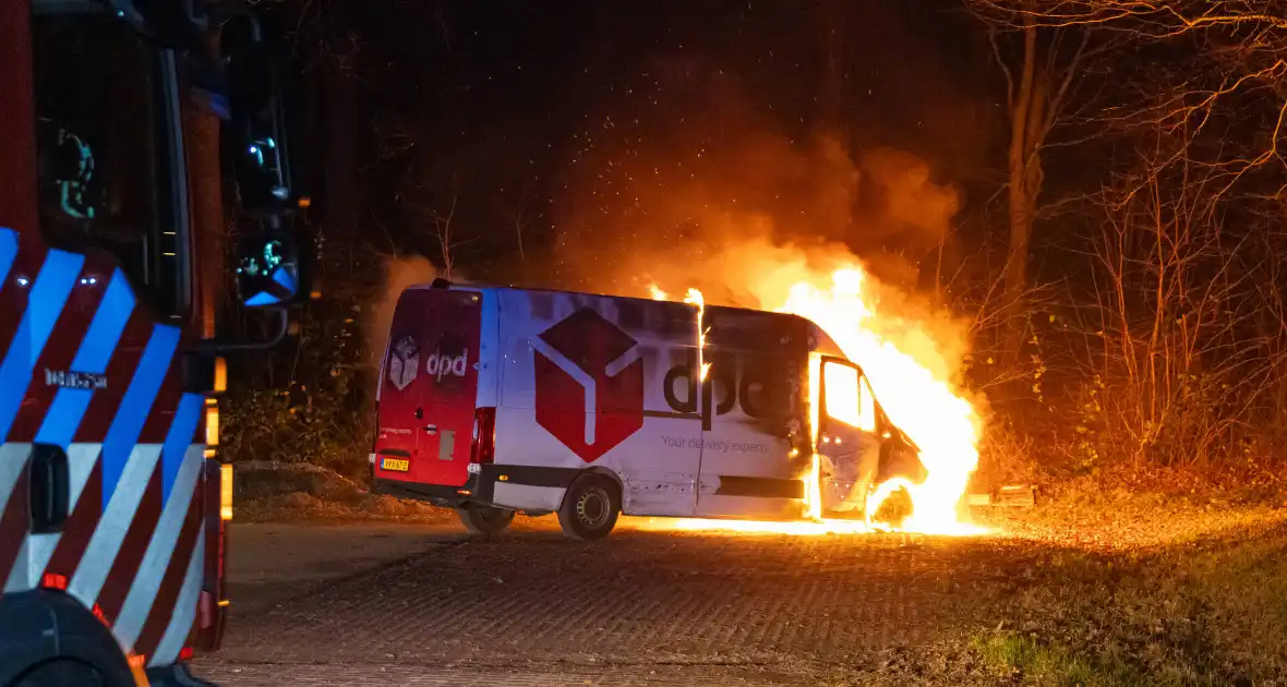 Bestelbus DPD door brand verwoest - Foto 1