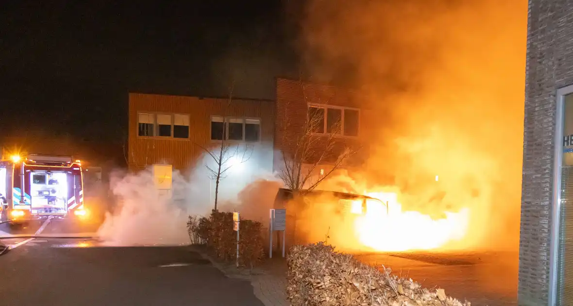 Bestelbus van hoveniersbedrijf door brand verwoest