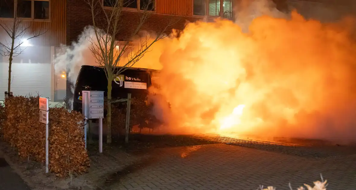 Bestelbus van hoveniersbedrijf door brand verwoest - Foto 1