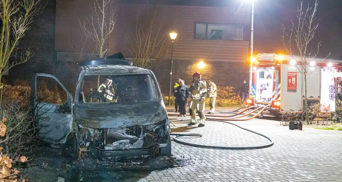 Bestelbus van hoveniersbedrijf door brand verwoest - Foto 10