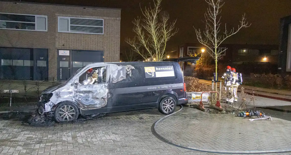 Bestelbus van hoveniersbedrijf door brand verwoest - Foto 11