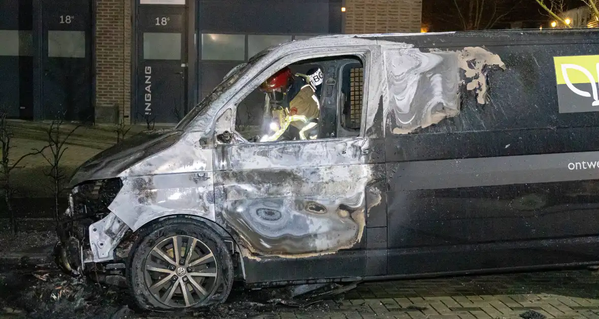 Bestelbus van hoveniersbedrijf door brand verwoest - Foto 12