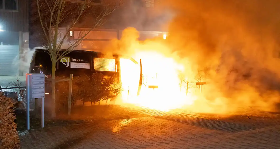 Bestelbus van hoveniersbedrijf door brand verwoest - Foto 2