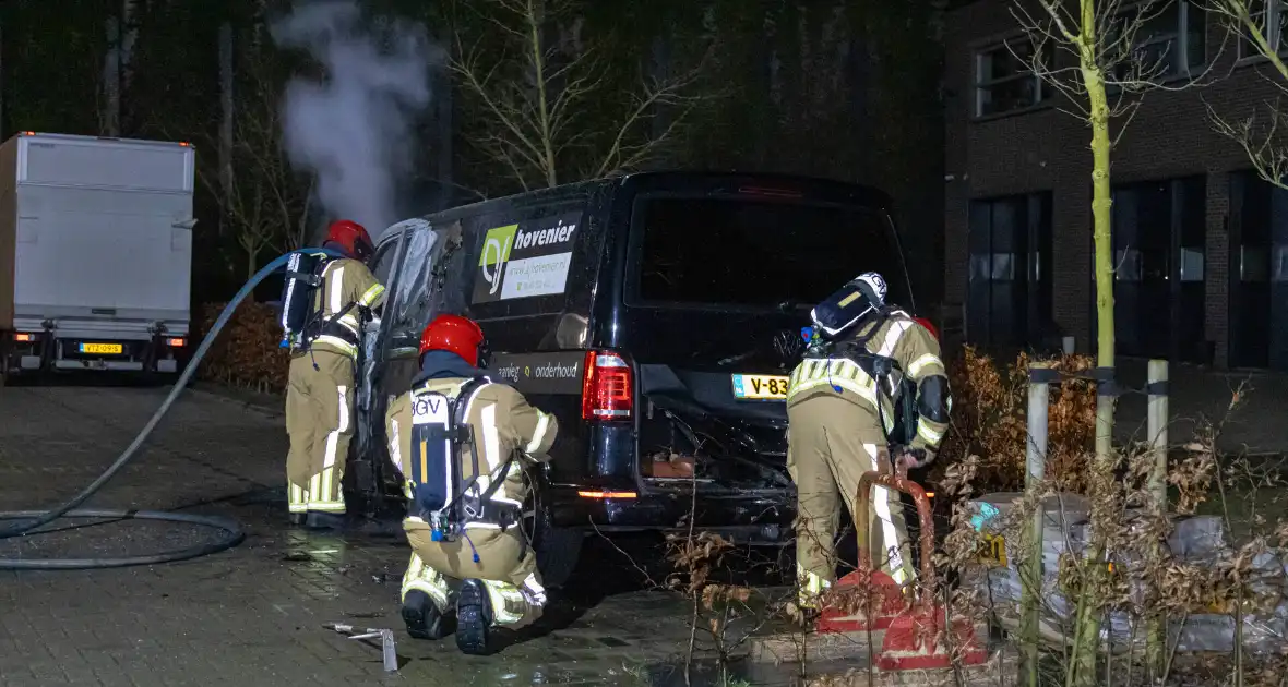 Bestelbus van hoveniersbedrijf door brand verwoest - Foto 3