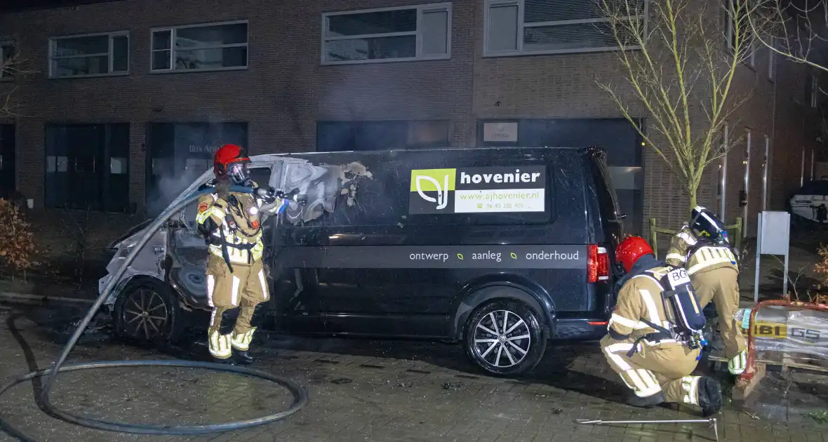 Bestelbus van hoveniersbedrijf door brand verwoest - Foto 4