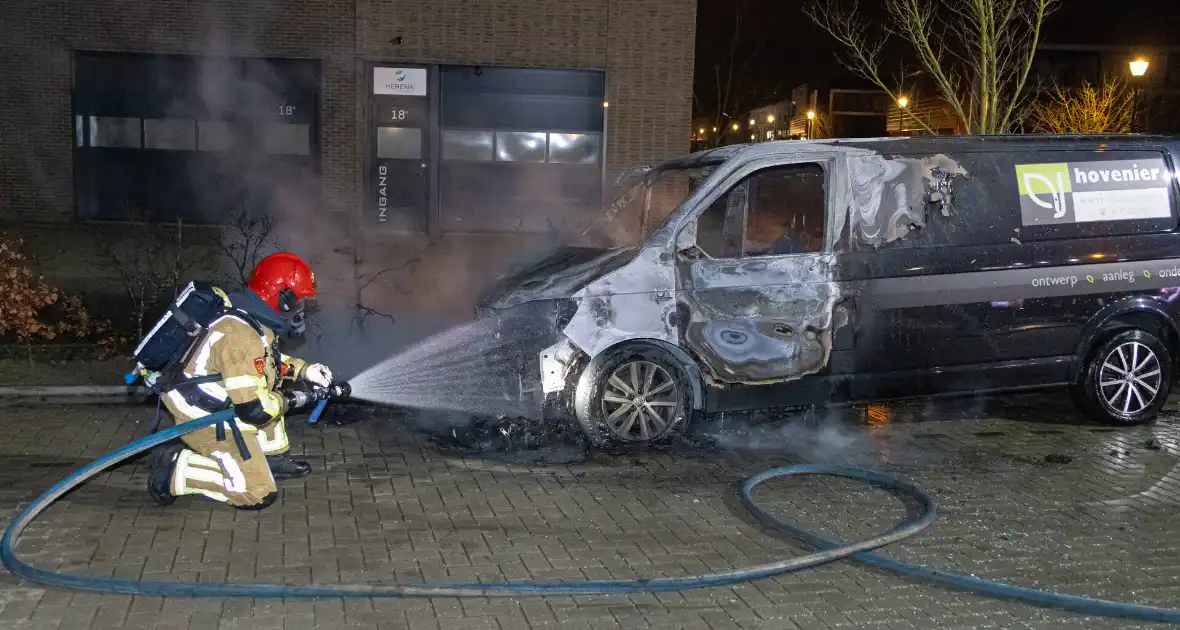 Bestelbus van hoveniersbedrijf door brand verwoest - Foto 5