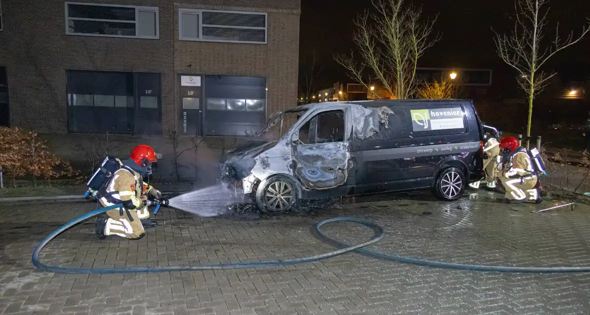 Bestelbus van hoveniersbedrijf door brand verwoest - Foto 6