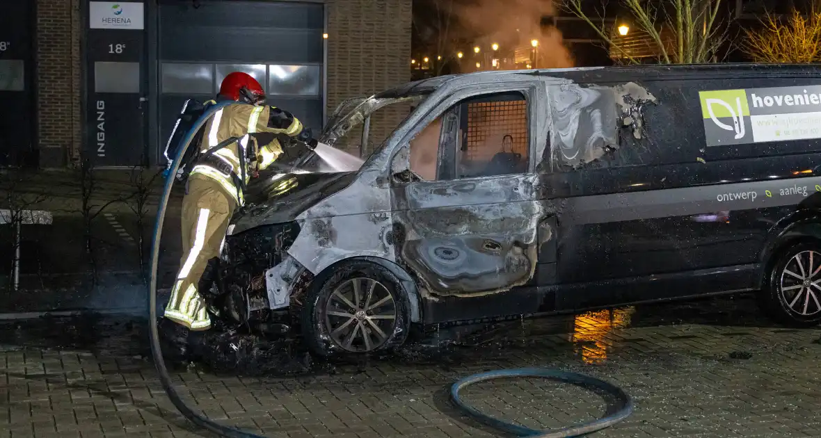 Bestelbus van hoveniersbedrijf door brand verwoest - Foto 7