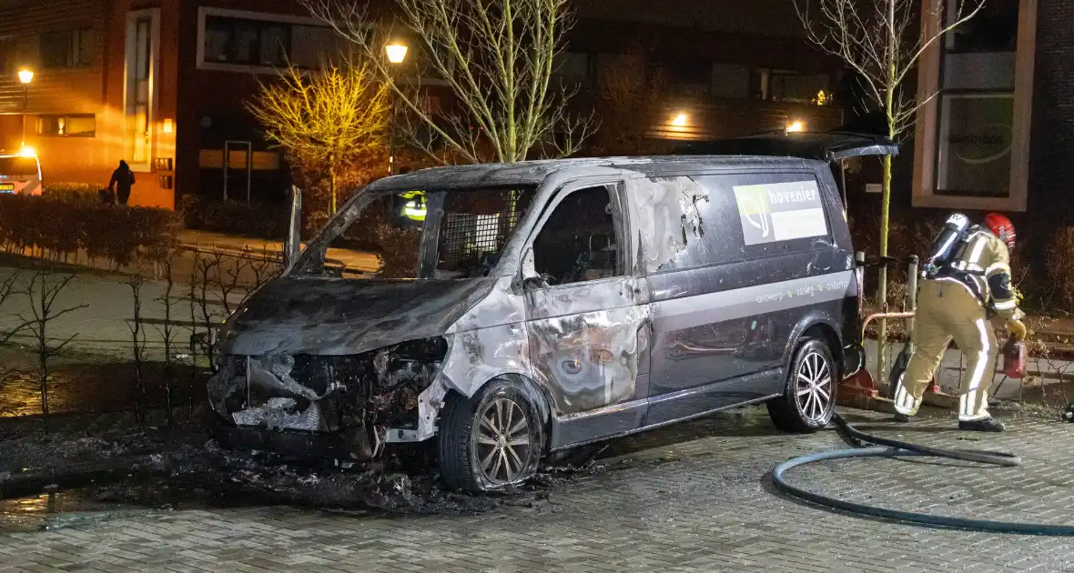 Bestelbus van hoveniersbedrijf door brand verwoest - Foto 8