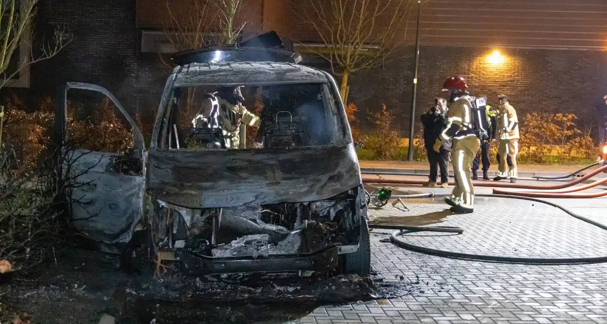 Bestelbus van hoveniersbedrijf door brand verwoest - Foto 9