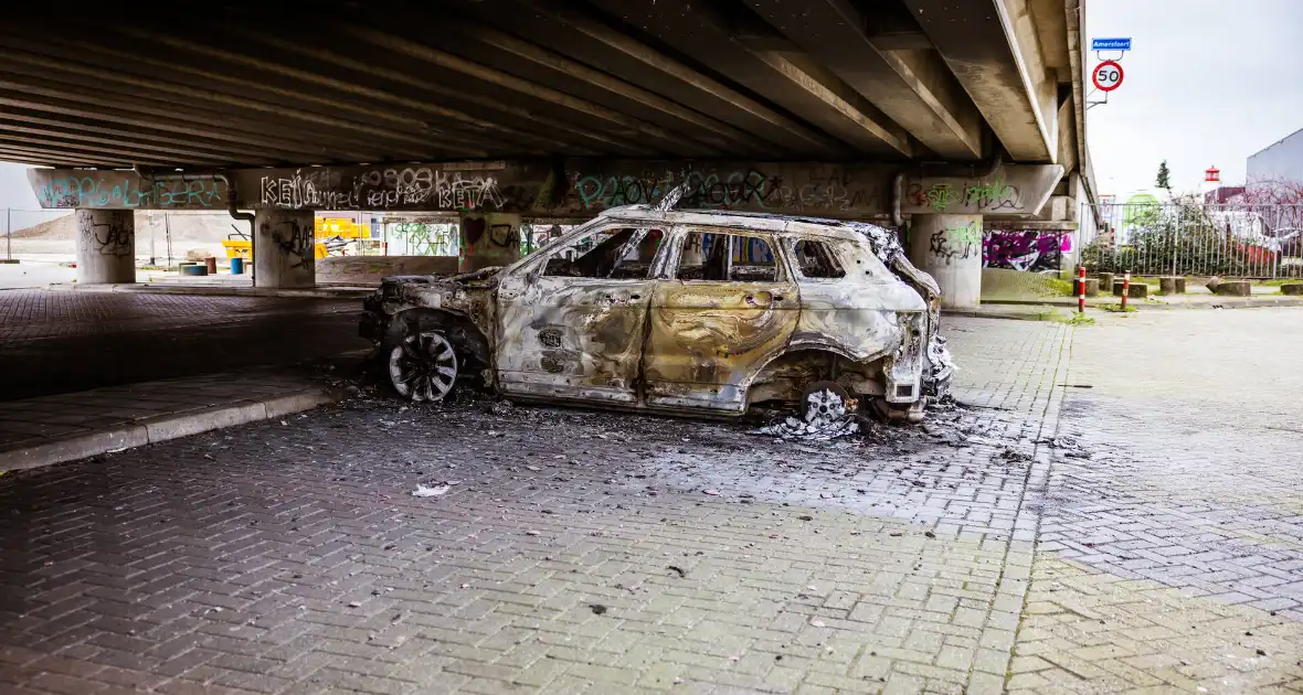 Auto verwoest onder brug