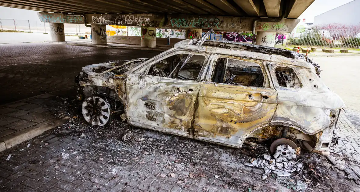 Auto verwoest onder brug - Foto 1