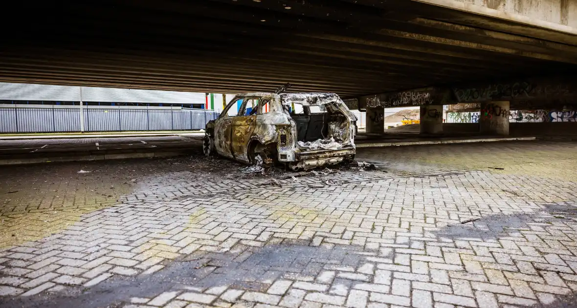 Auto verwoest onder brug - Foto 2