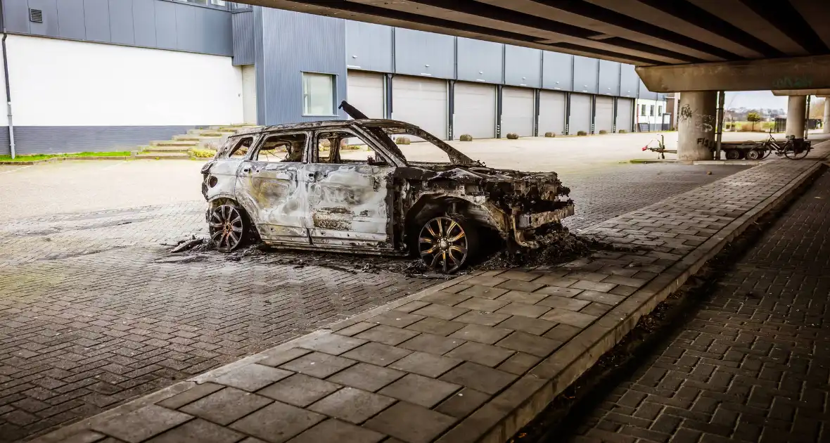 Auto verwoest onder brug - Foto 3