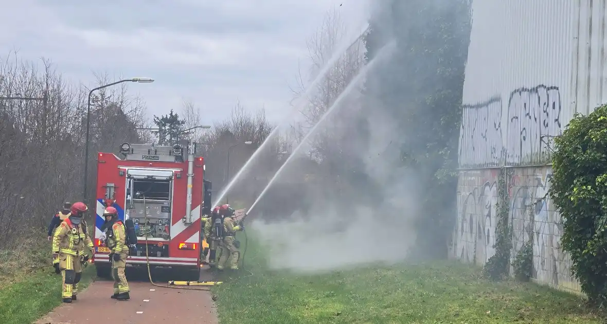 Begroeiing tegen pand in brand