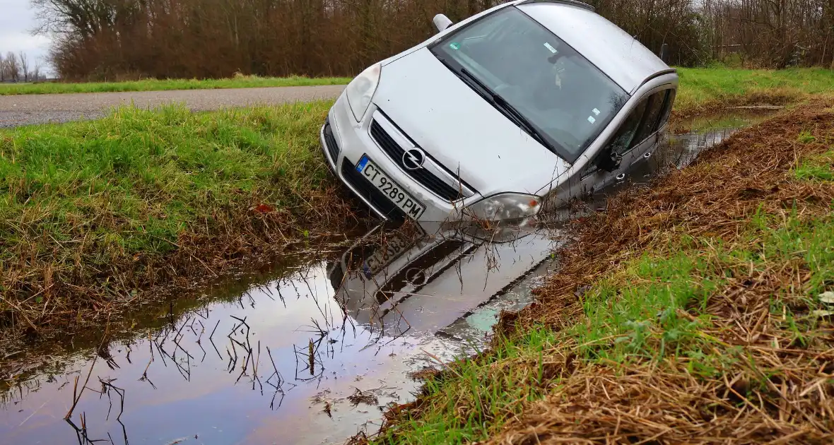 Te water geraakte auto achtergelaten