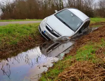 Te water geraakte auto achtergelaten