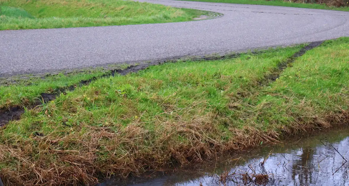 Te water geraakte auto achtergelaten - Foto 3