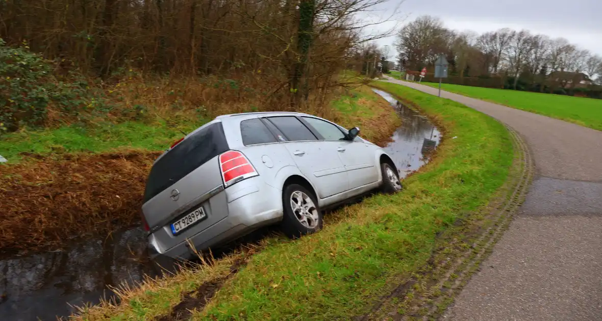 Te water geraakte auto achtergelaten - Foto 6