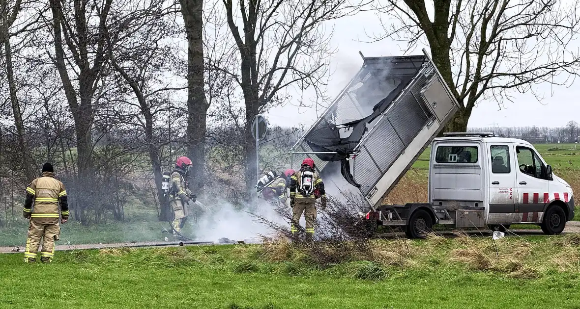 Brand in een vuilniswagen van reinigingsdienst