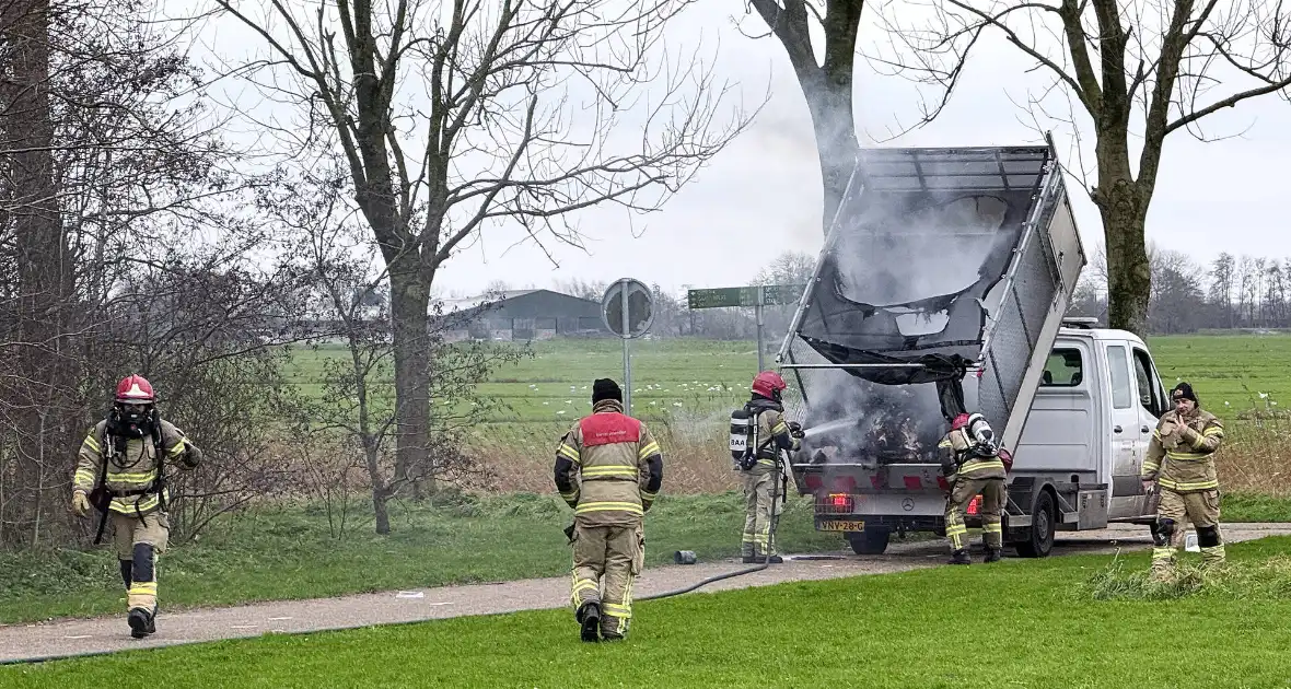 Brand in een vuilniswagen van reinigingsdienst - Foto 1