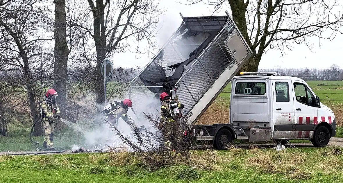 Brand in een vuilniswagen van reinigingsdienst - Foto 2