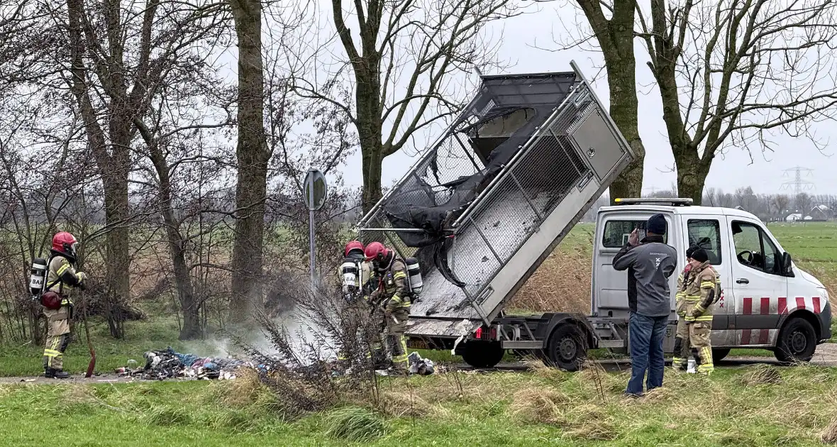 Brand in een vuilniswagen van reinigingsdienst - Foto 3