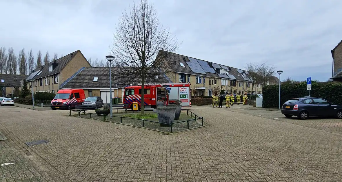 Doorgang woonwijk geblokkeerd door omgewaaide boom - Foto 1