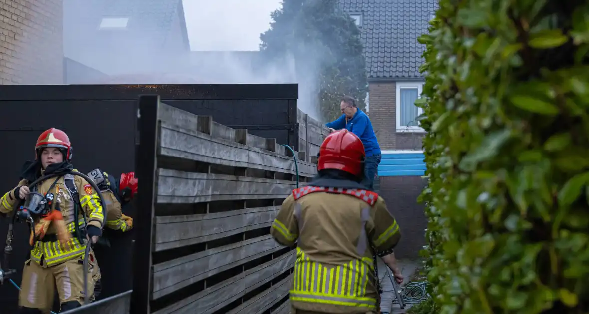 Buren grijpen in bij brand in prullenbak