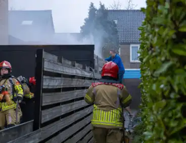 Buren grijpen in bij brand in prullenbak