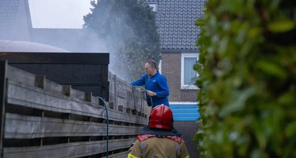 Buren grijpen in bij brand in prullenbak - Foto 1