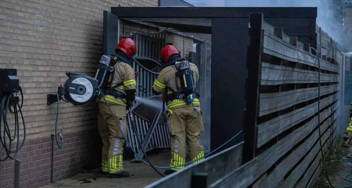 Buren grijpen in bij brand in prullenbak - Foto 2