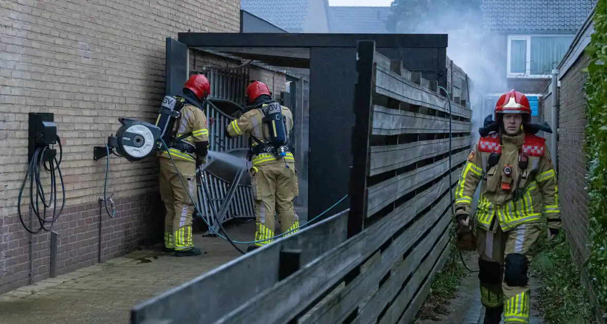 Buren grijpen in bij brand in prullenbak - Foto 3