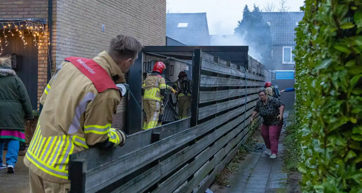 Buren grijpen in bij brand in prullenbak - Foto 4