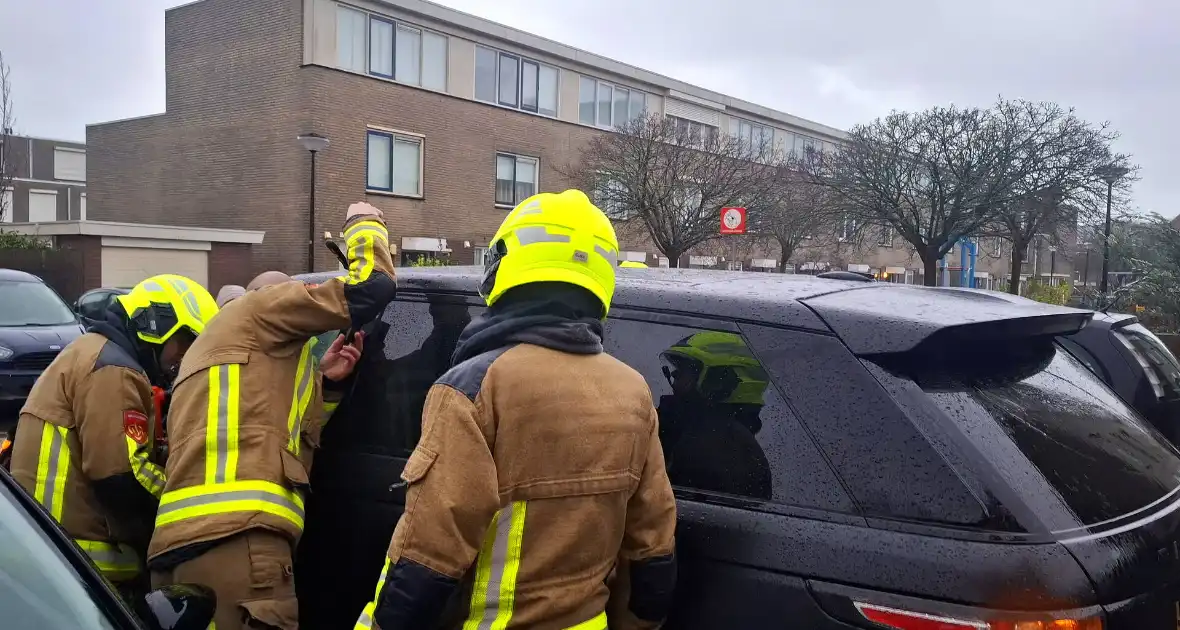 Kinderen opgesloten in auto - Foto 2