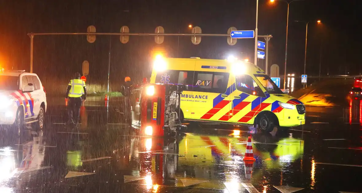 Gewonde nadat auto op zijkant belandt op kruising