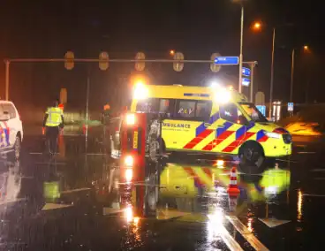 Gewonde nadat auto op zijkant belandt op kruising