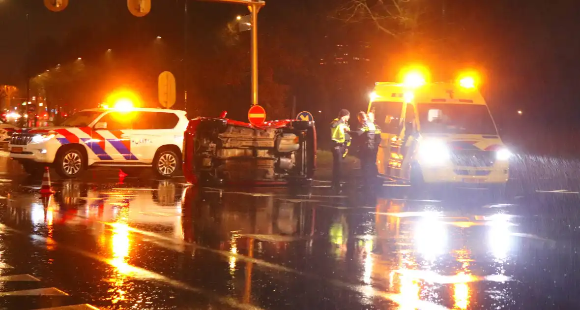 Gewonde nadat auto op zijkant belandt op kruising - Foto 1