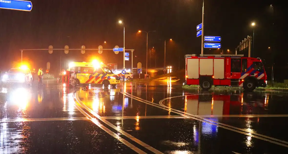 Gewonde nadat auto op zijkant belandt op kruising - Foto 2